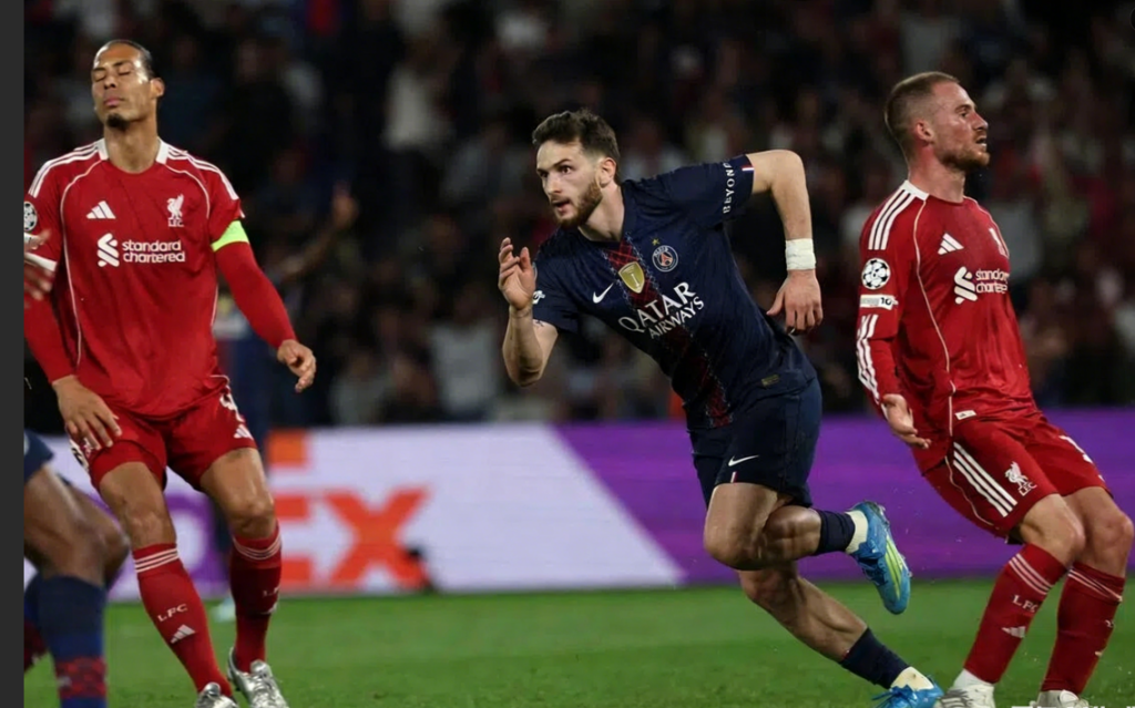 Kvaratskhelia (center) quickly breaks through the Reds' defense to score the second goal, leaving Liverpool players Van Dijk (left) and McAllister (right) disappointed